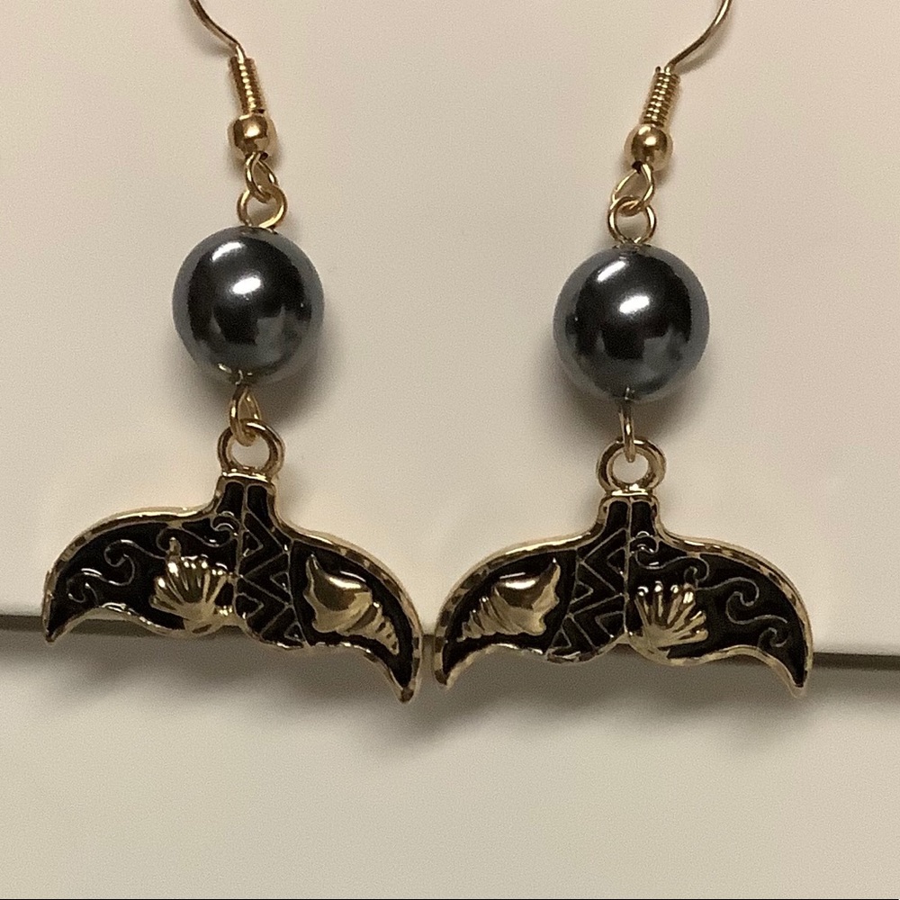 ❤️ Whale Tale Earrings with Shell Pearl